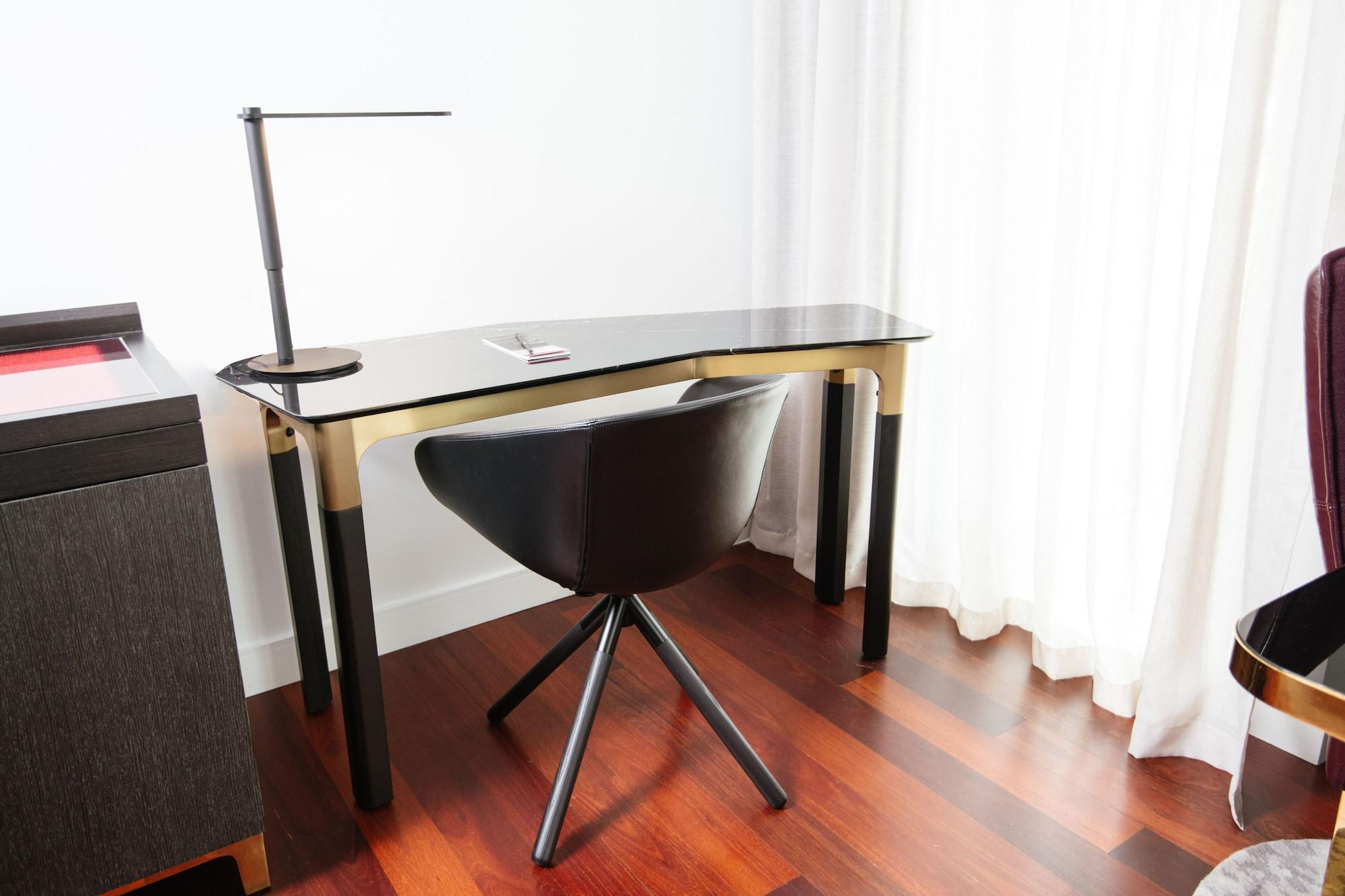 Отель Qt Перт Экстерьер фото A modern desk