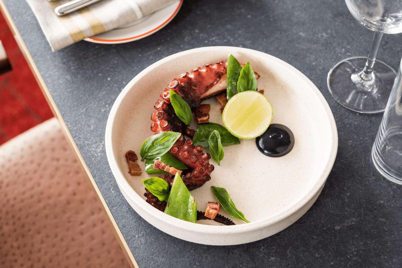 Отель Qt Перт Экстерьер фото Octopus with green beans and lime