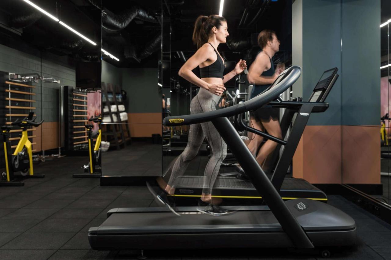 Отель Qt Перт Экстерьер фото A treadmill in use