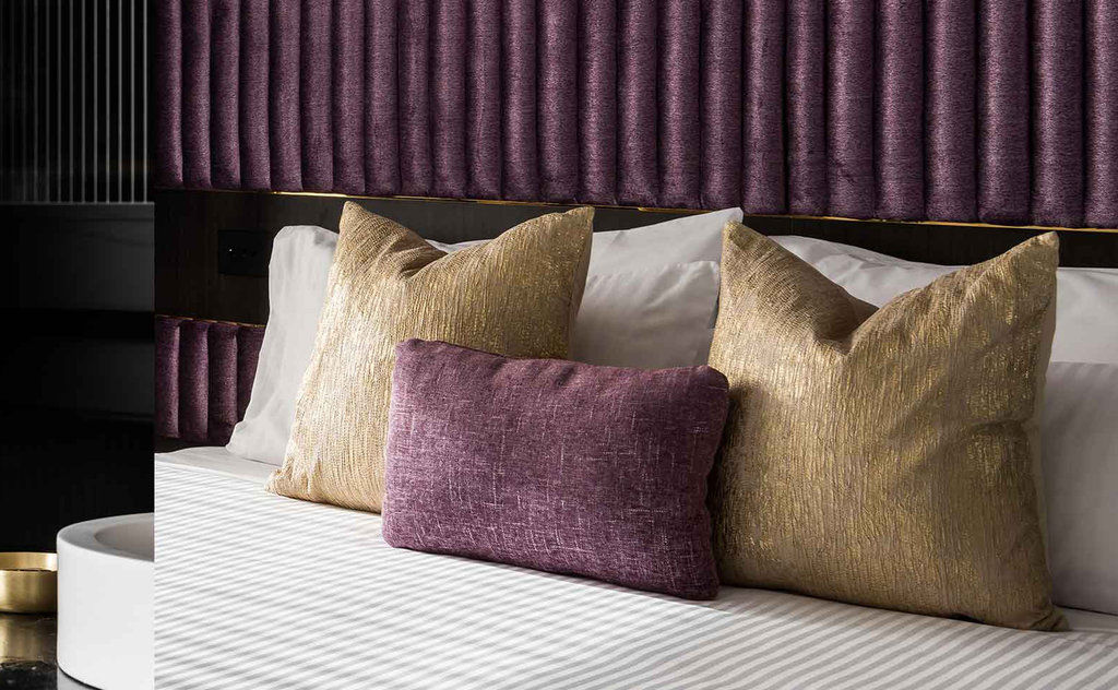 Отель Qt Перт Экстерьер фото A bed with cushions